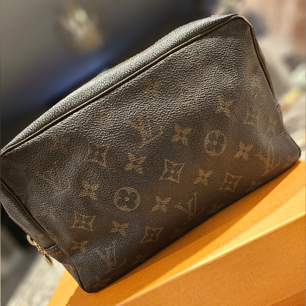 💥 Authentic Louis Vuitton 23cm Trousse Toilette